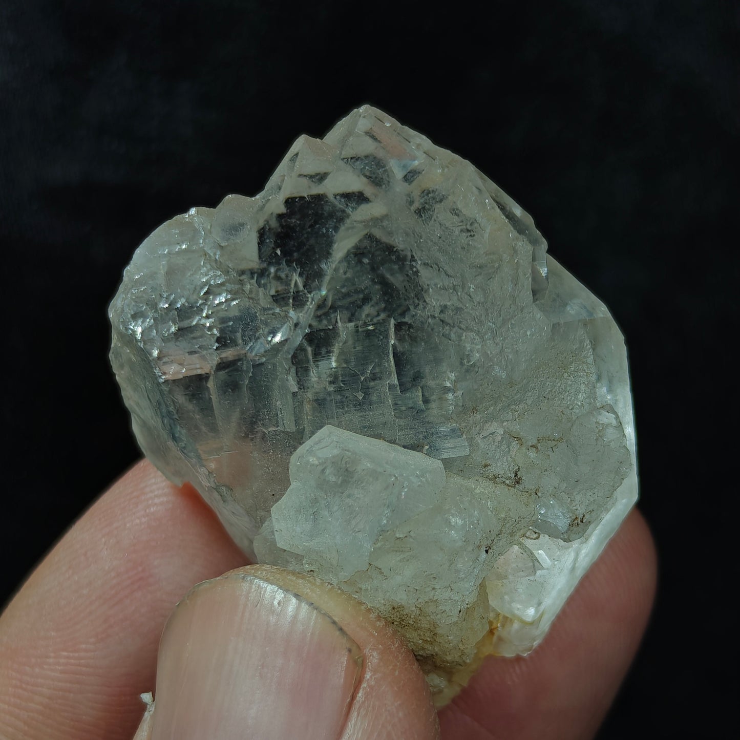 Natural gwindel quartz crystal 29 grams