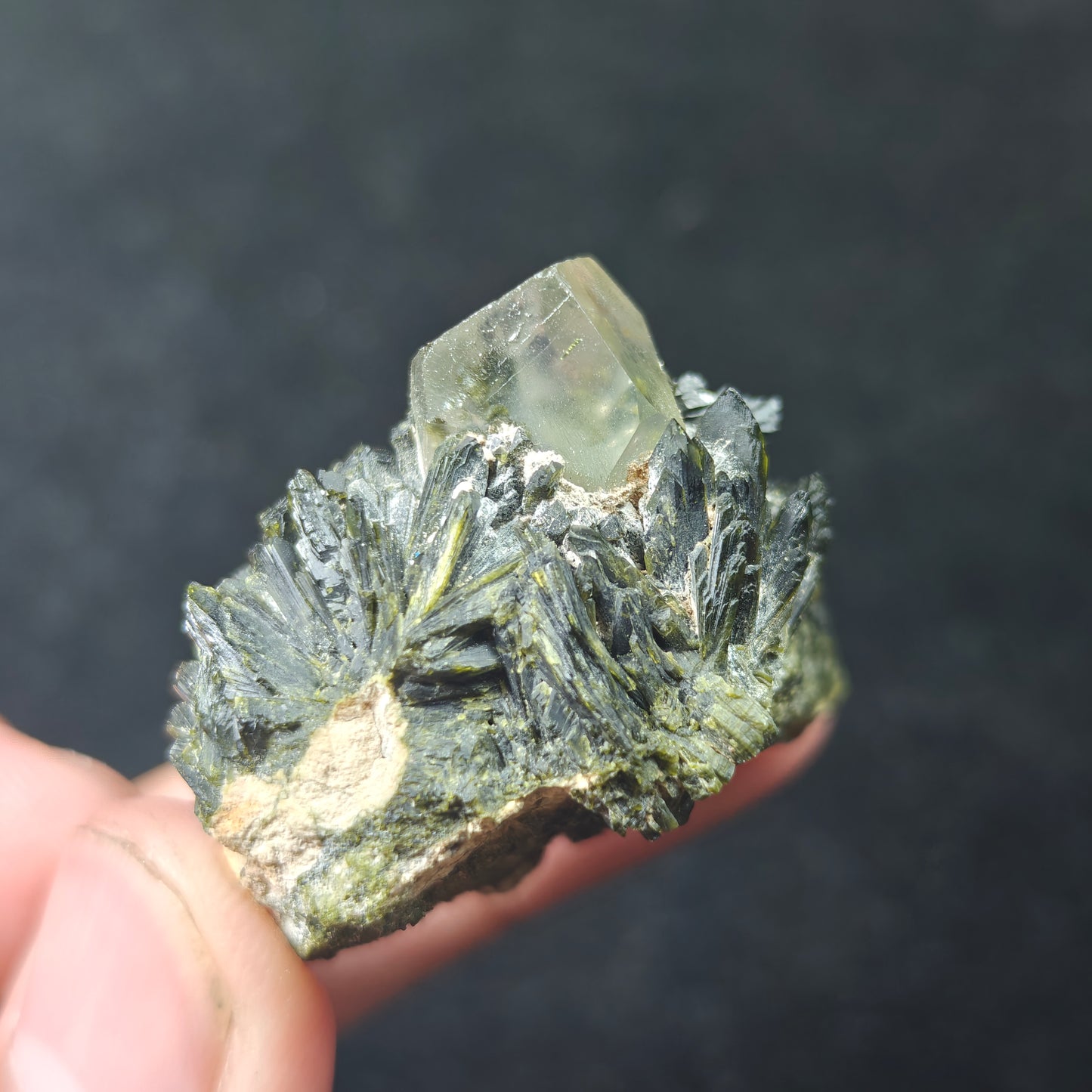 Natural Quartz with epidote 32 grams