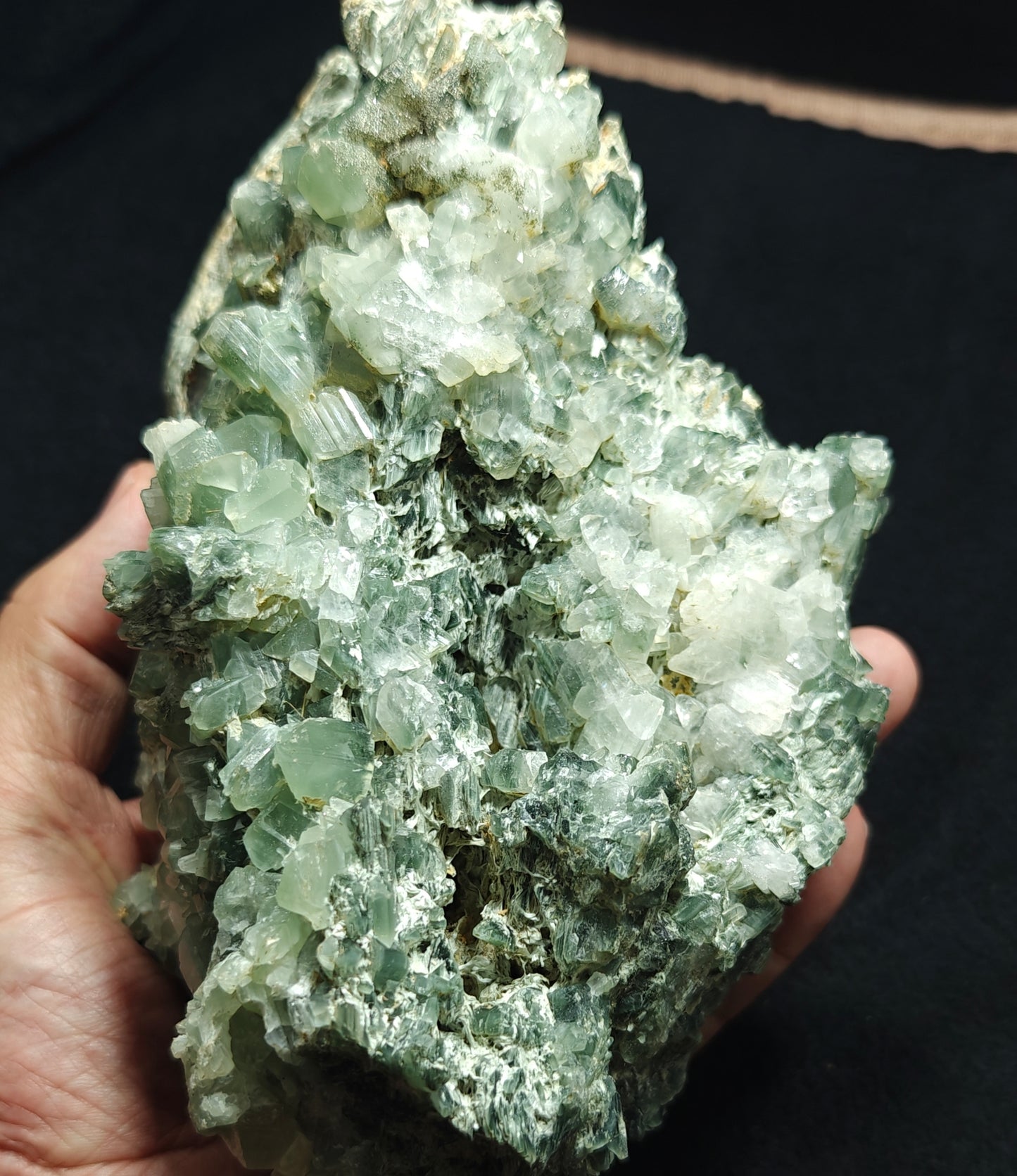 Periclene Albite with byss-olite inclusions 1300 grams