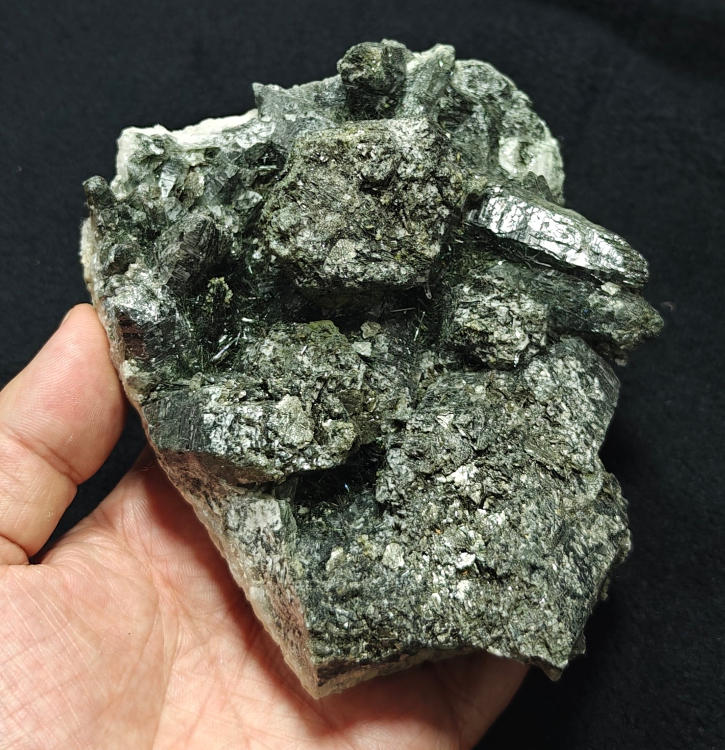 Chlorite Quartz crystal specimen 770 grams