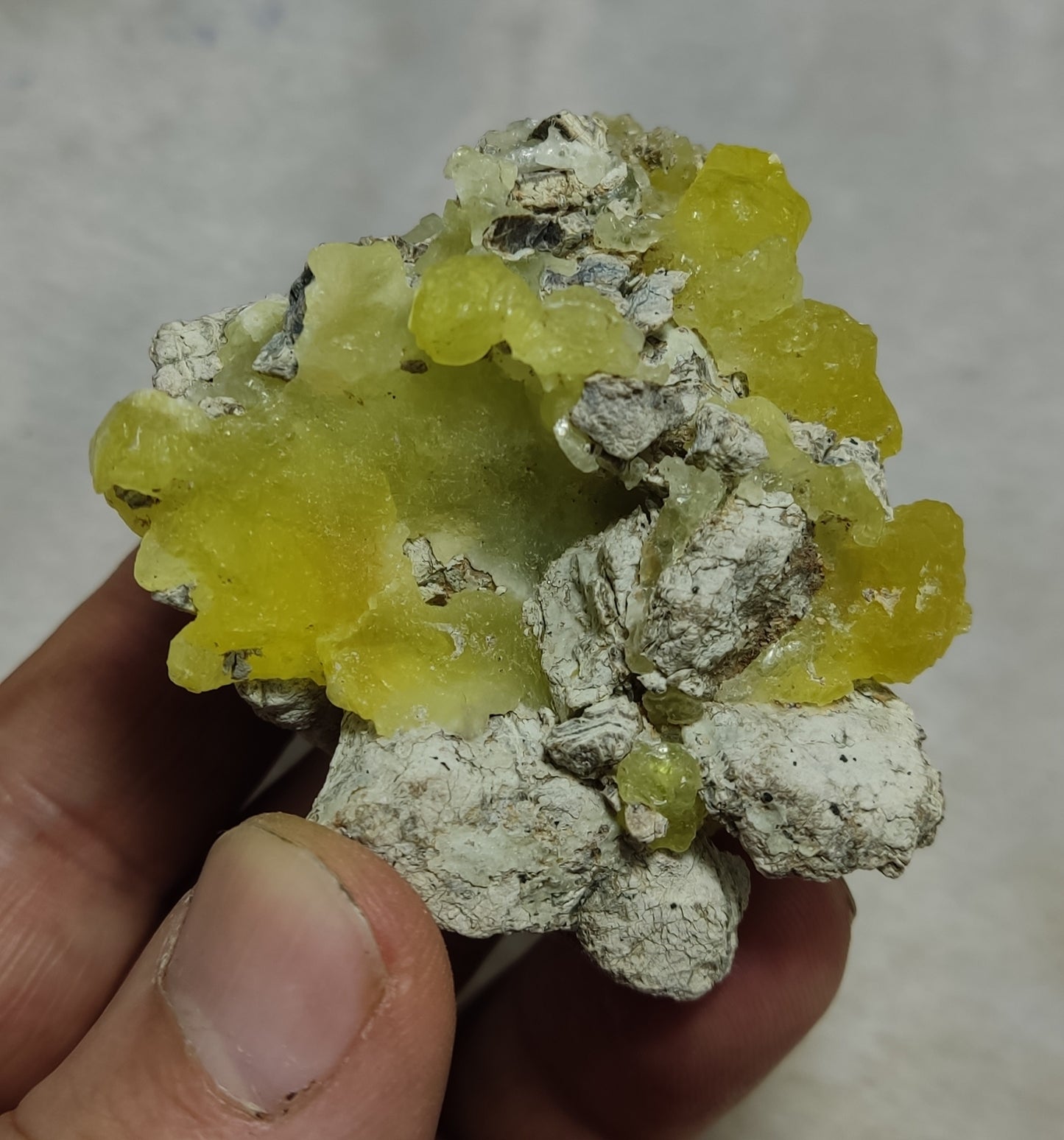 Natural yellow color Brucite 88 grams