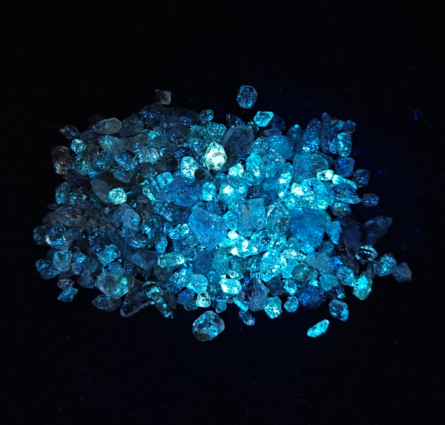 70 gram Fluorescent Diamond Quartz crystals with petroleum and Carbon inclusions