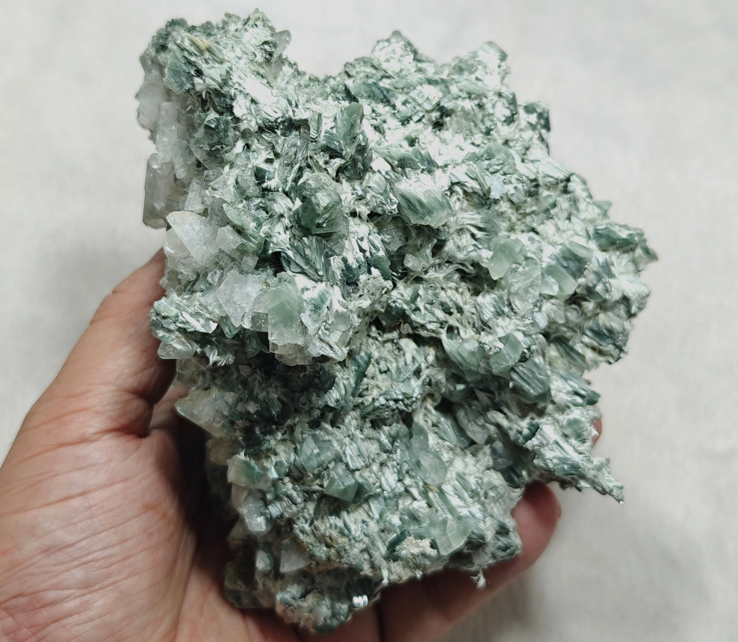 Periclene Albite with byss-olite inclusions 1050 grams