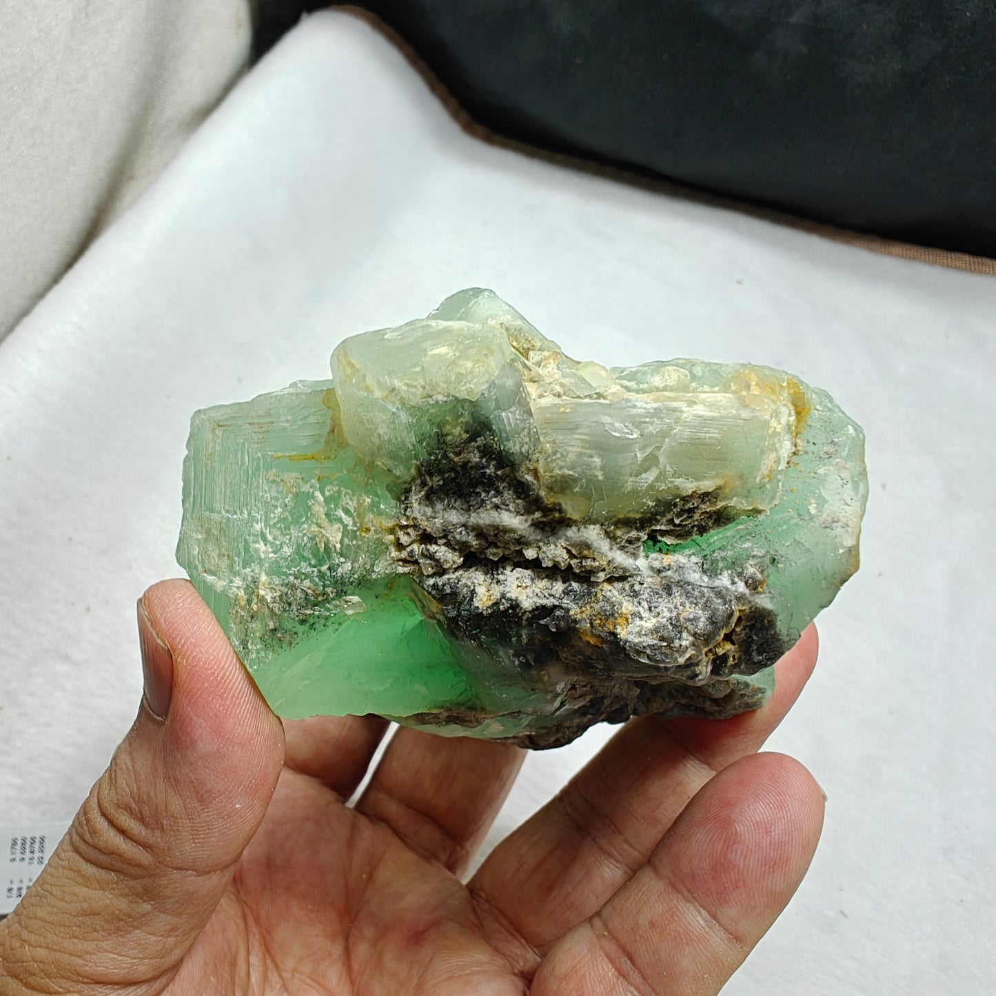 Natural green fluorite 537 grama