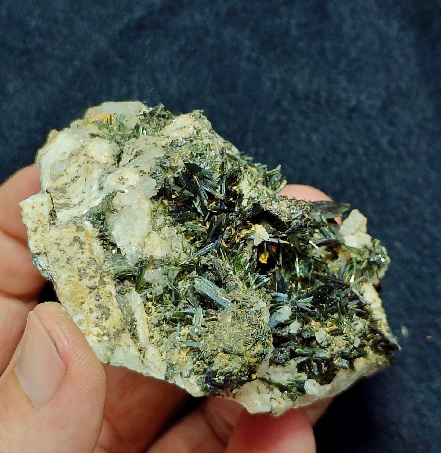 Aegirine crystals specimen 141 grams