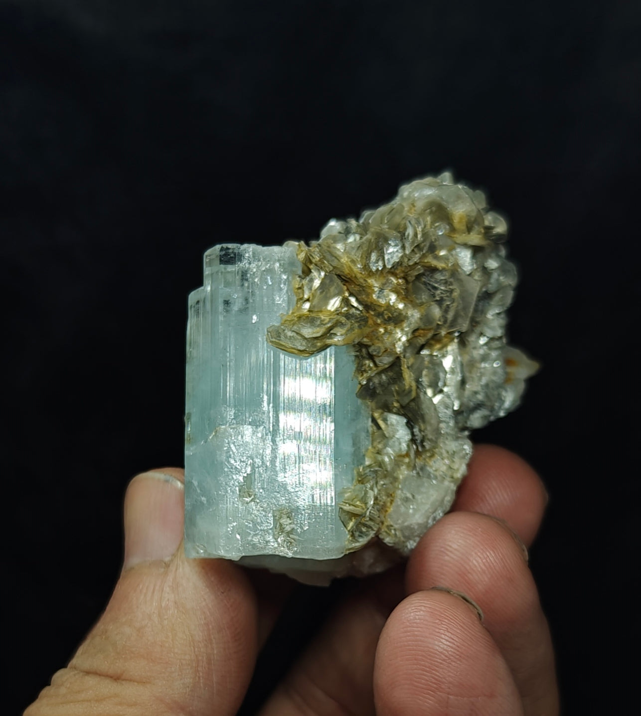 Aquamarine Specimen with associated Muscovite and Fluorite 82 grams