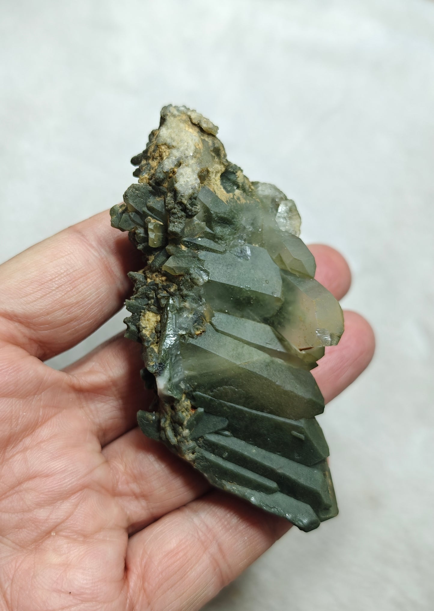 An Aesthetic Natural crystals cluster of beautifully terminated Chlorite Quartz 85 grams