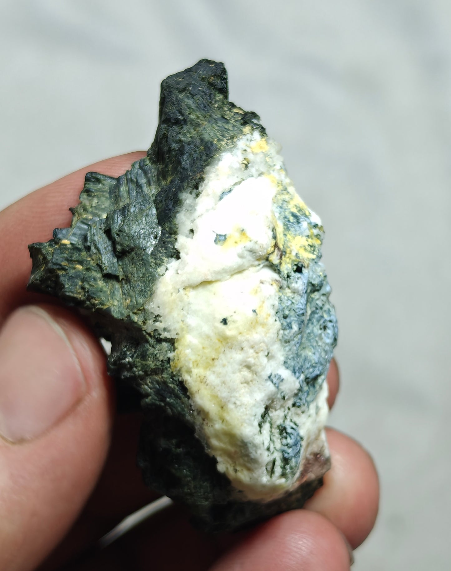 Single beautiful aesthetic aegirine crystals cluster specimen 39 grams