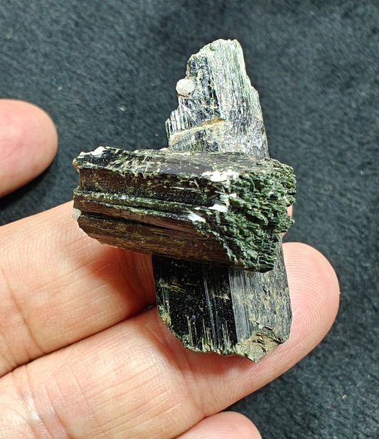 Natural aegirine crystal overlapping twin formations 21 grams