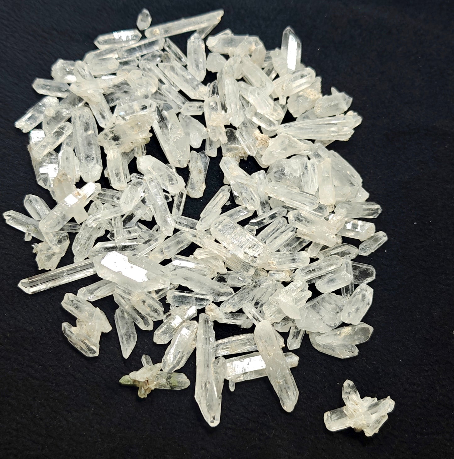 An amazing lot of clear quartz crystals 270 grams
