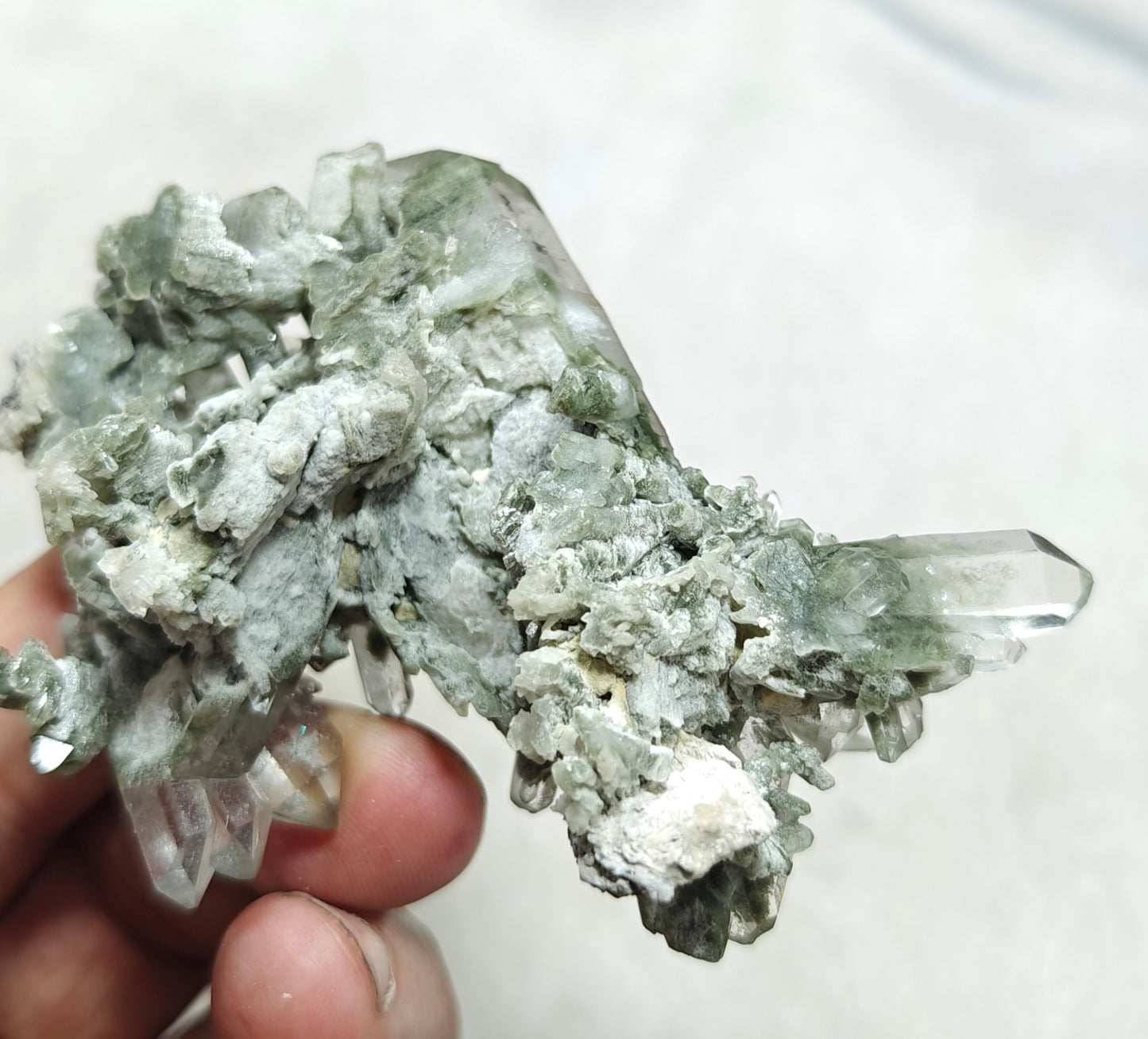 Chlorite Quartz crystals cluster 87 grams