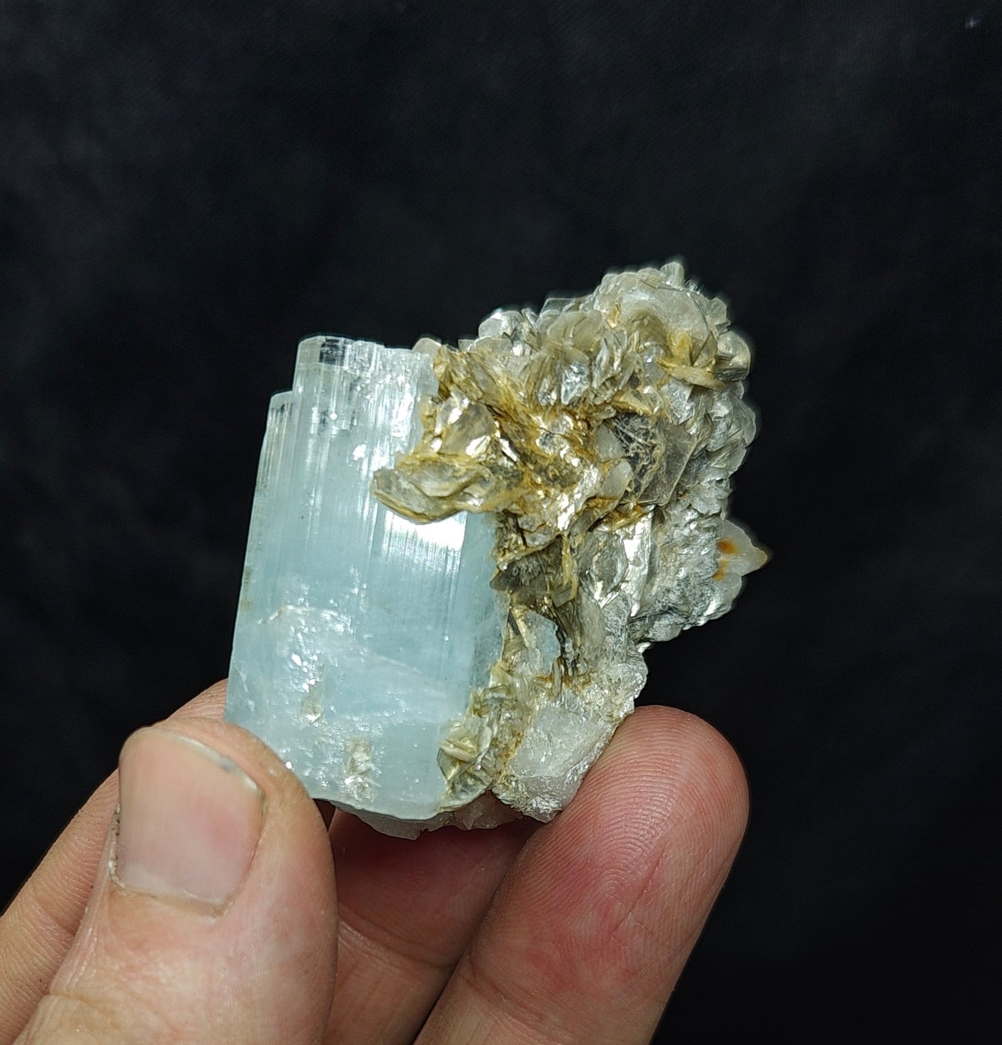 Aquamarine Specimen with associated Muscovite and Fluorite 82 grams