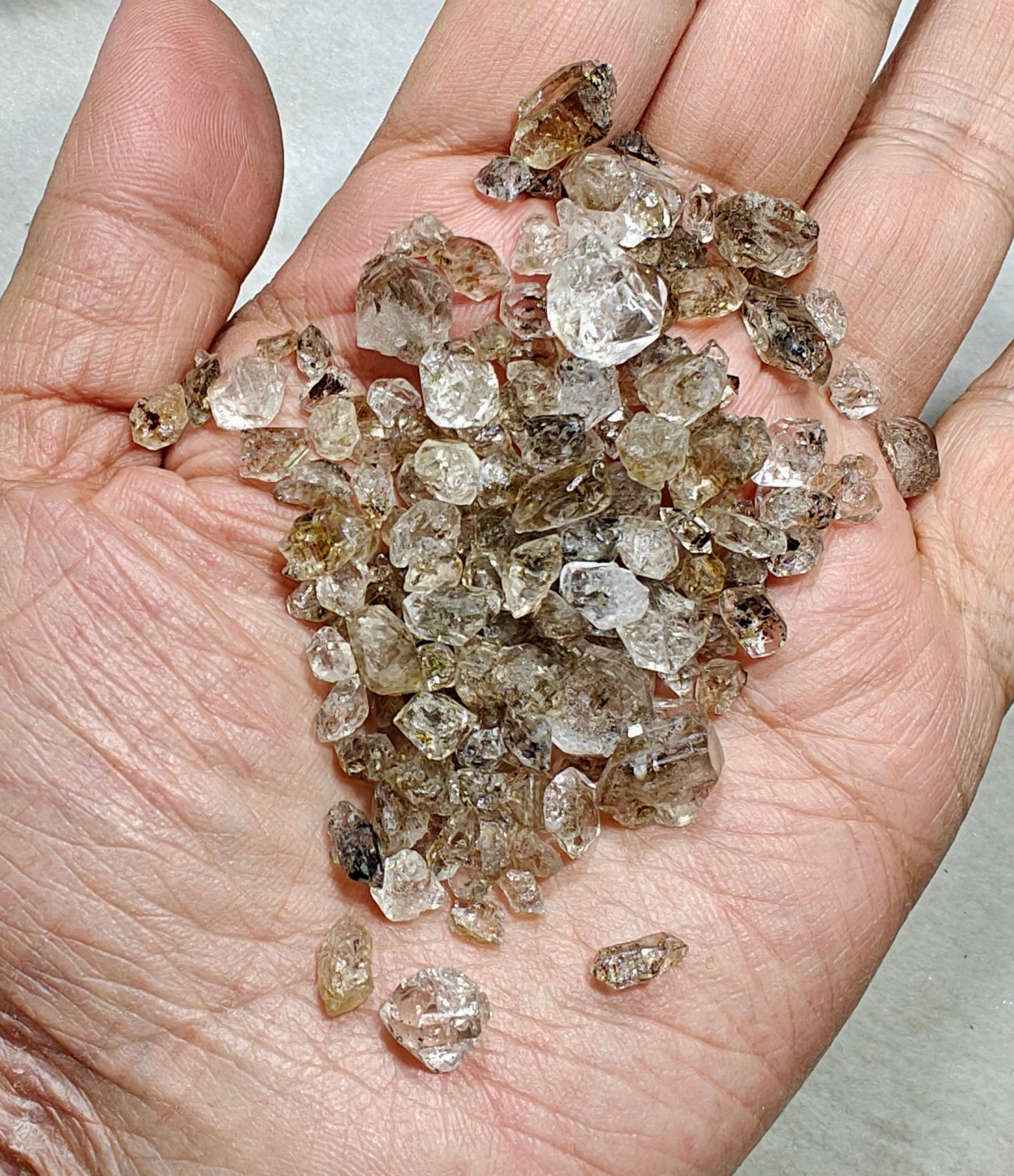 70 gram Fluorescent Diamond Quartz crystals with petroleum and Carbon inclusions