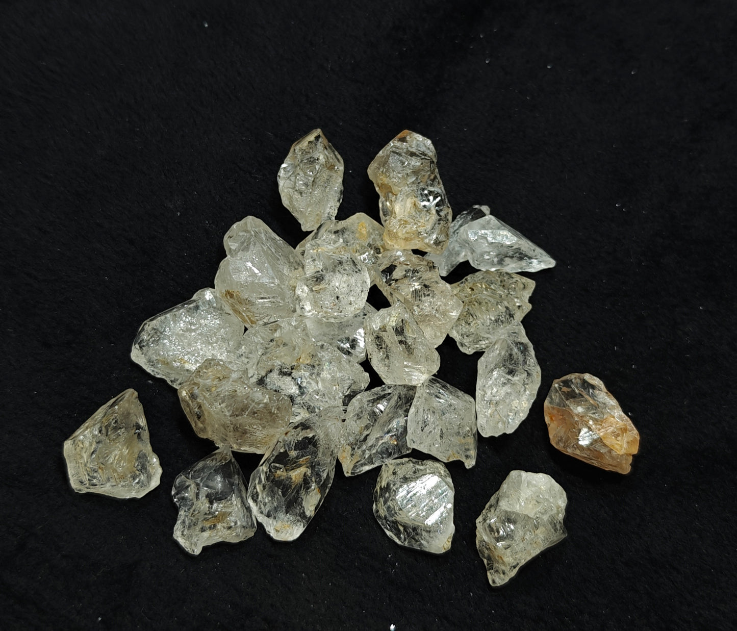 Fluorescent diamond quartz collection 140 grams