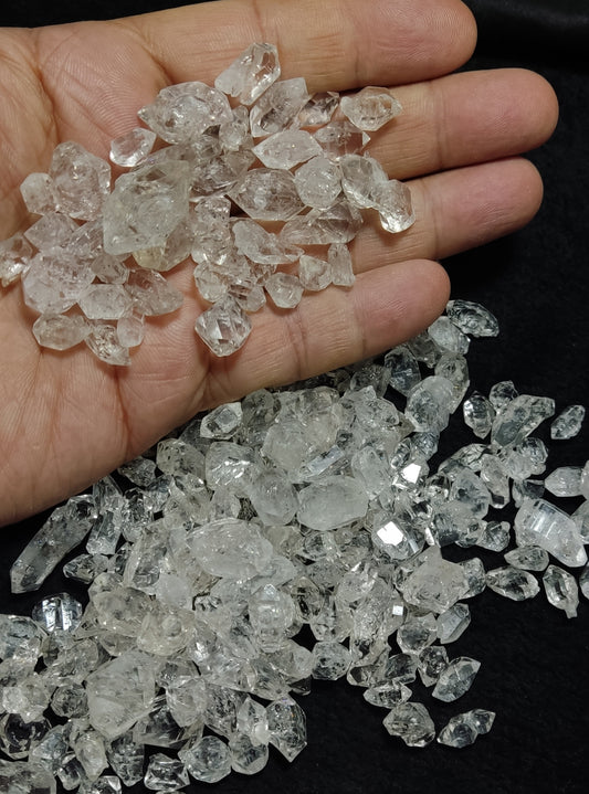 Lot of diamond quartz crystals 230 grams