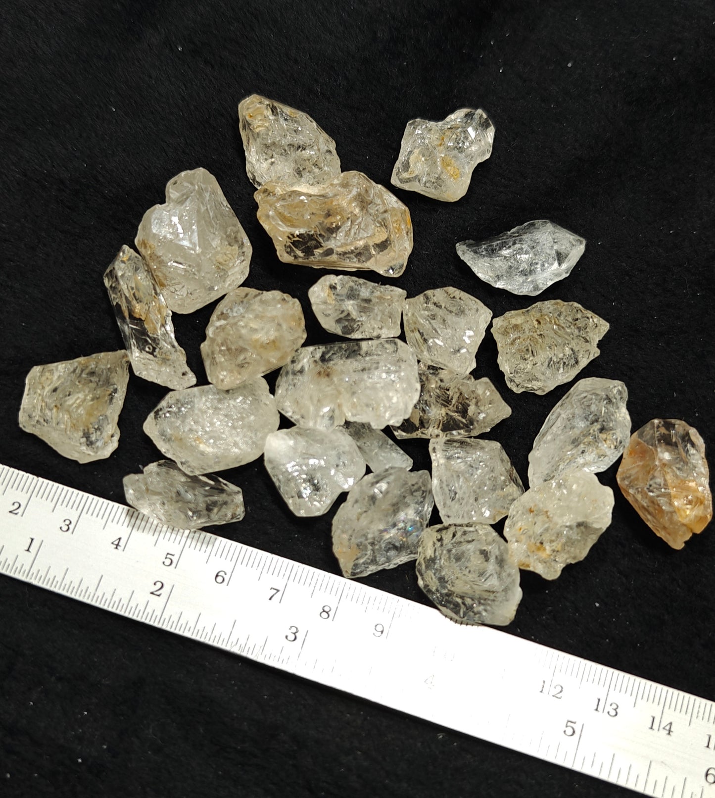 Fluorescent diamond quartz collection 140 grams