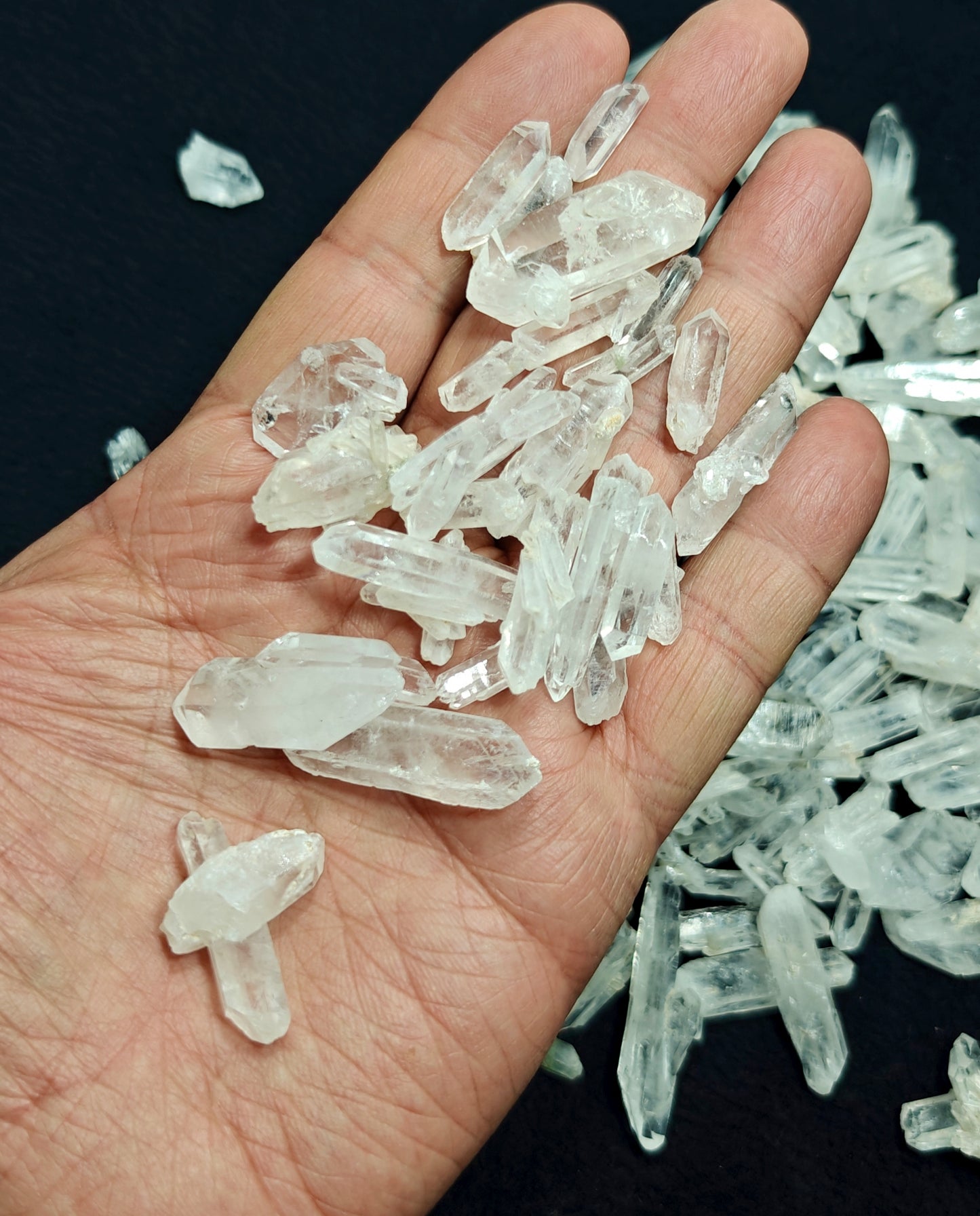 An amazing lot of clear quartz crystals 270 grams
