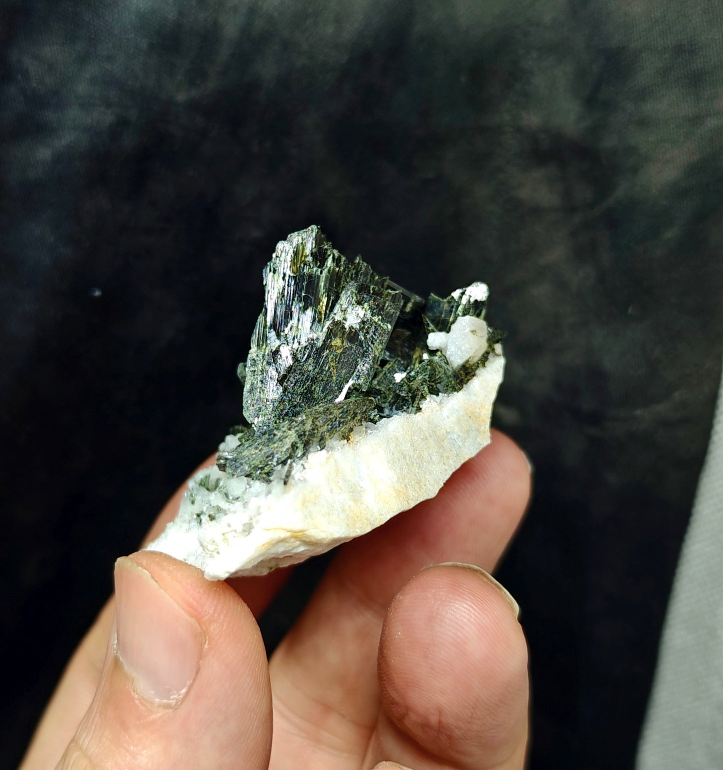 Single beautiful aesthetic aegirine crystals specimen 44 grams