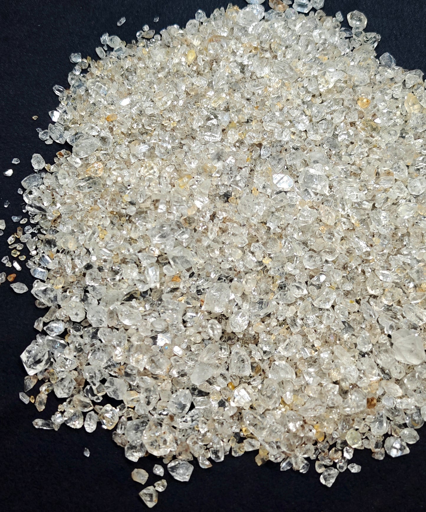 700 grams partly fluorescent diamond quartz crystals collection