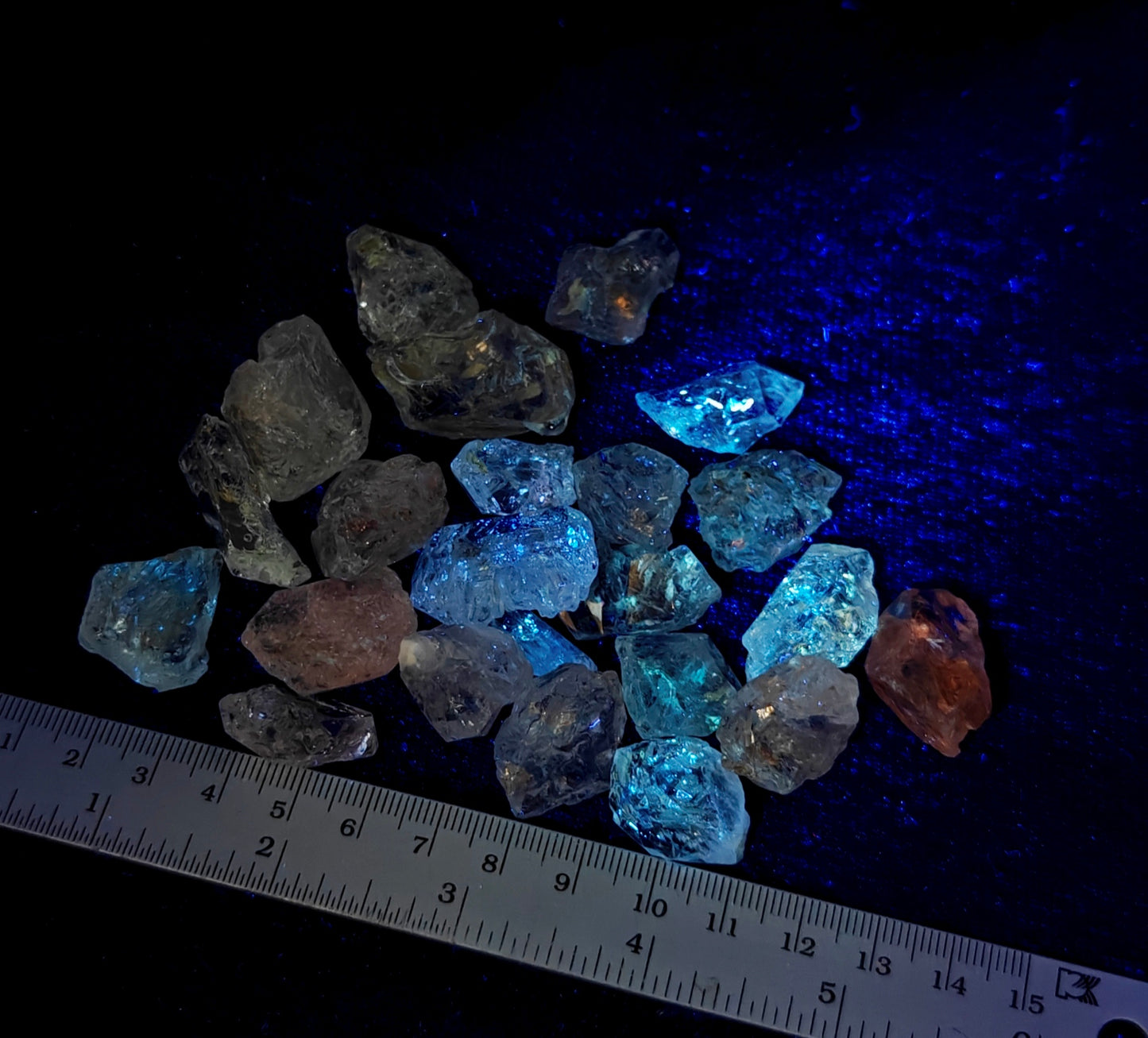Fluorescent diamond quartz collection 140 grams