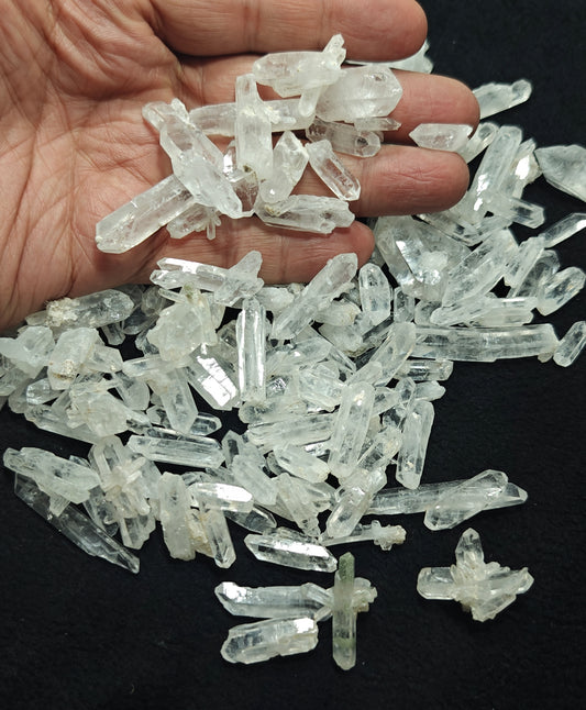 An amazing lot of clear quartz crystals 270 grams