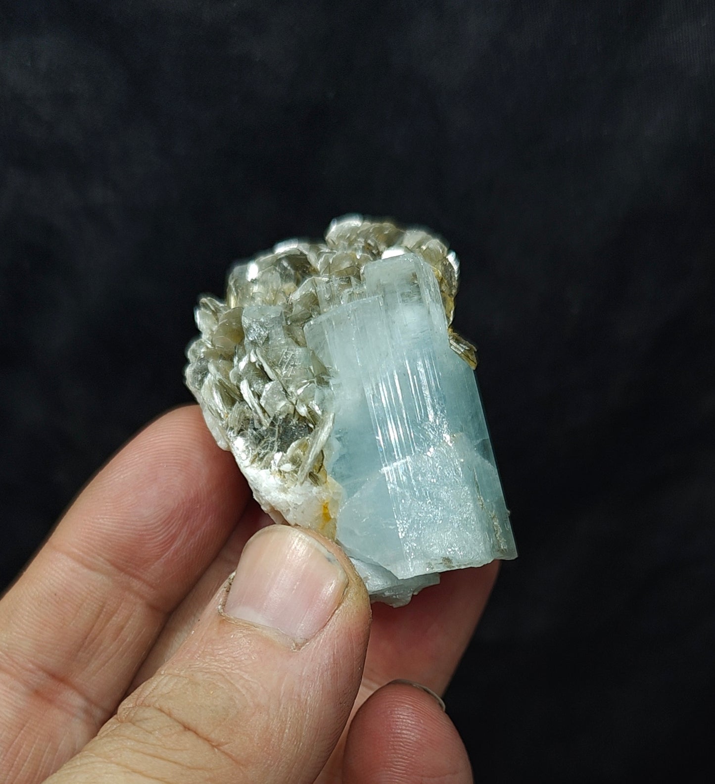 Aquamarine Specimen with associated Muscovite and Fluorite 82 grams