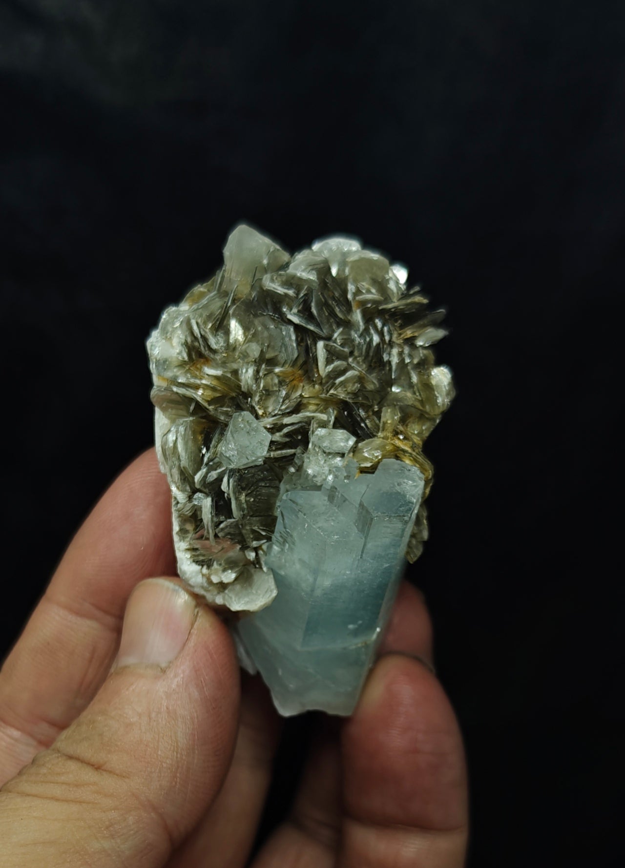 Aquamarine Specimen with associated Muscovite and Fluorite 82 grams