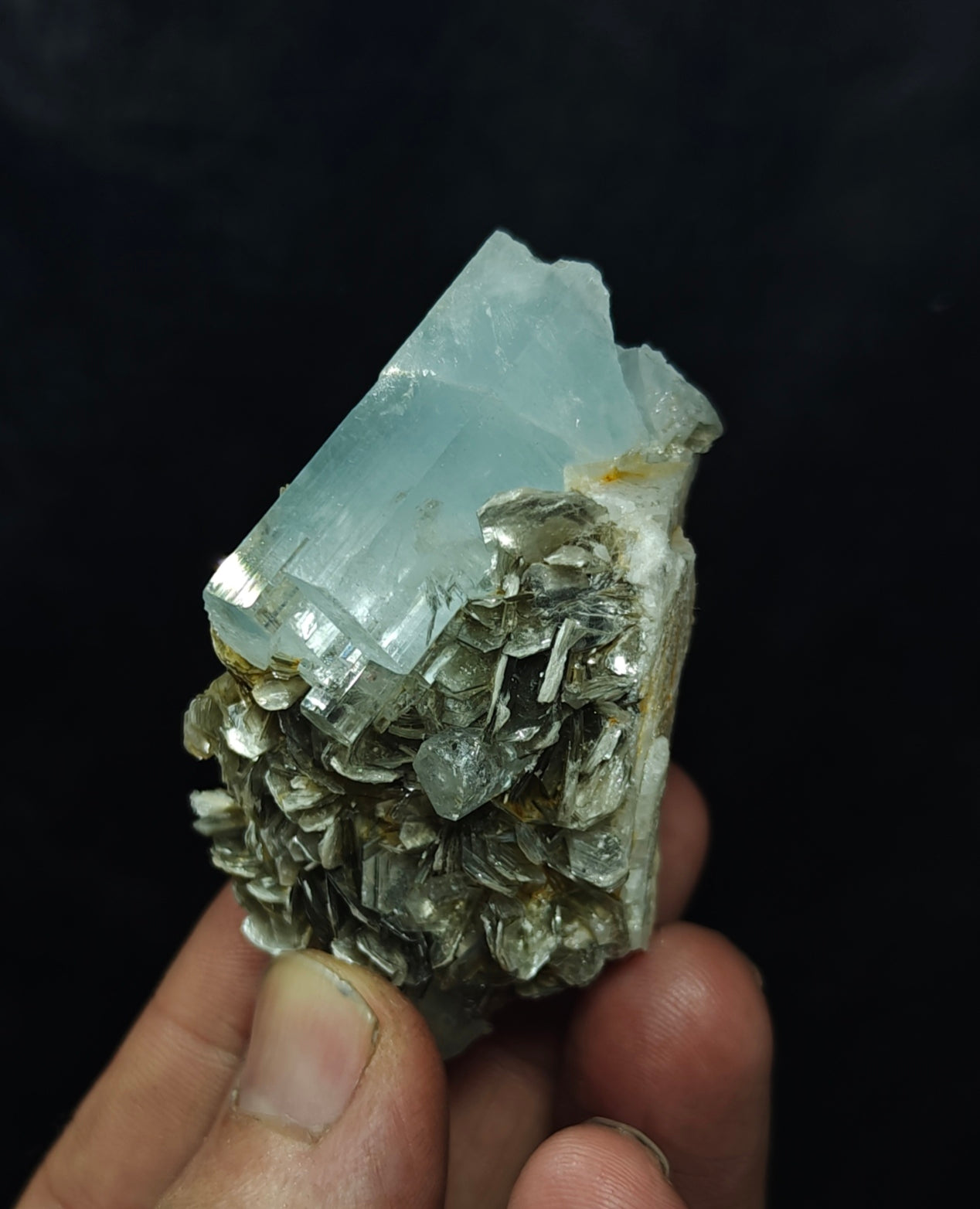 Aquamarine Specimen with associated Muscovite and Fluorite 82 grams