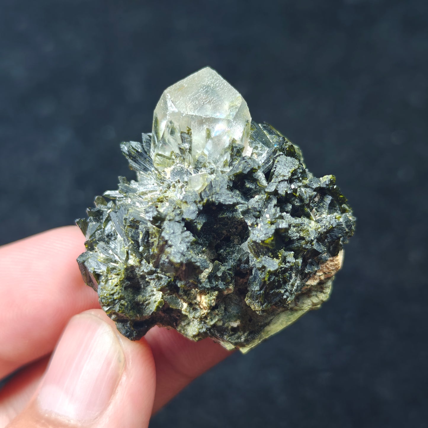 Natural Quartz with epidote 32 grams