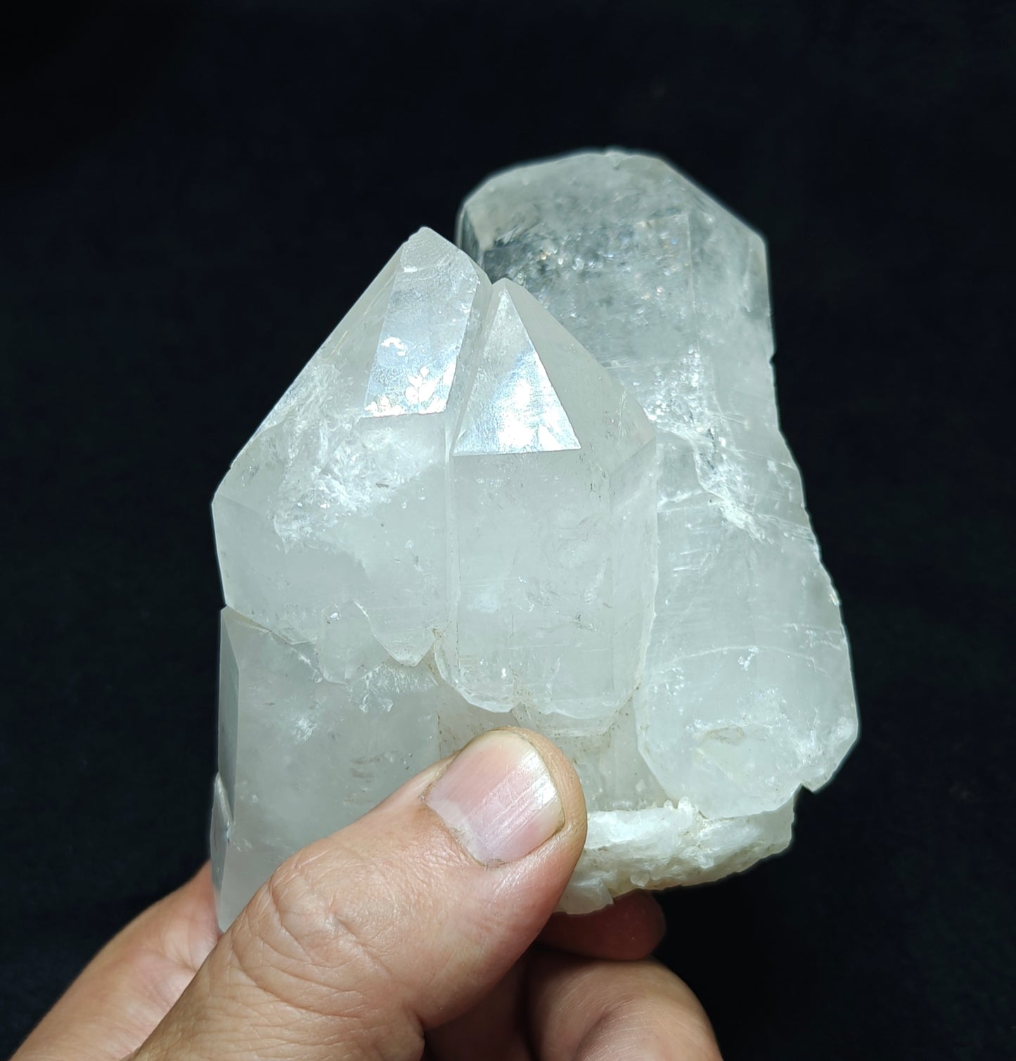 An amazing specimen of beautifully terminated quartz Crystals 433 grams