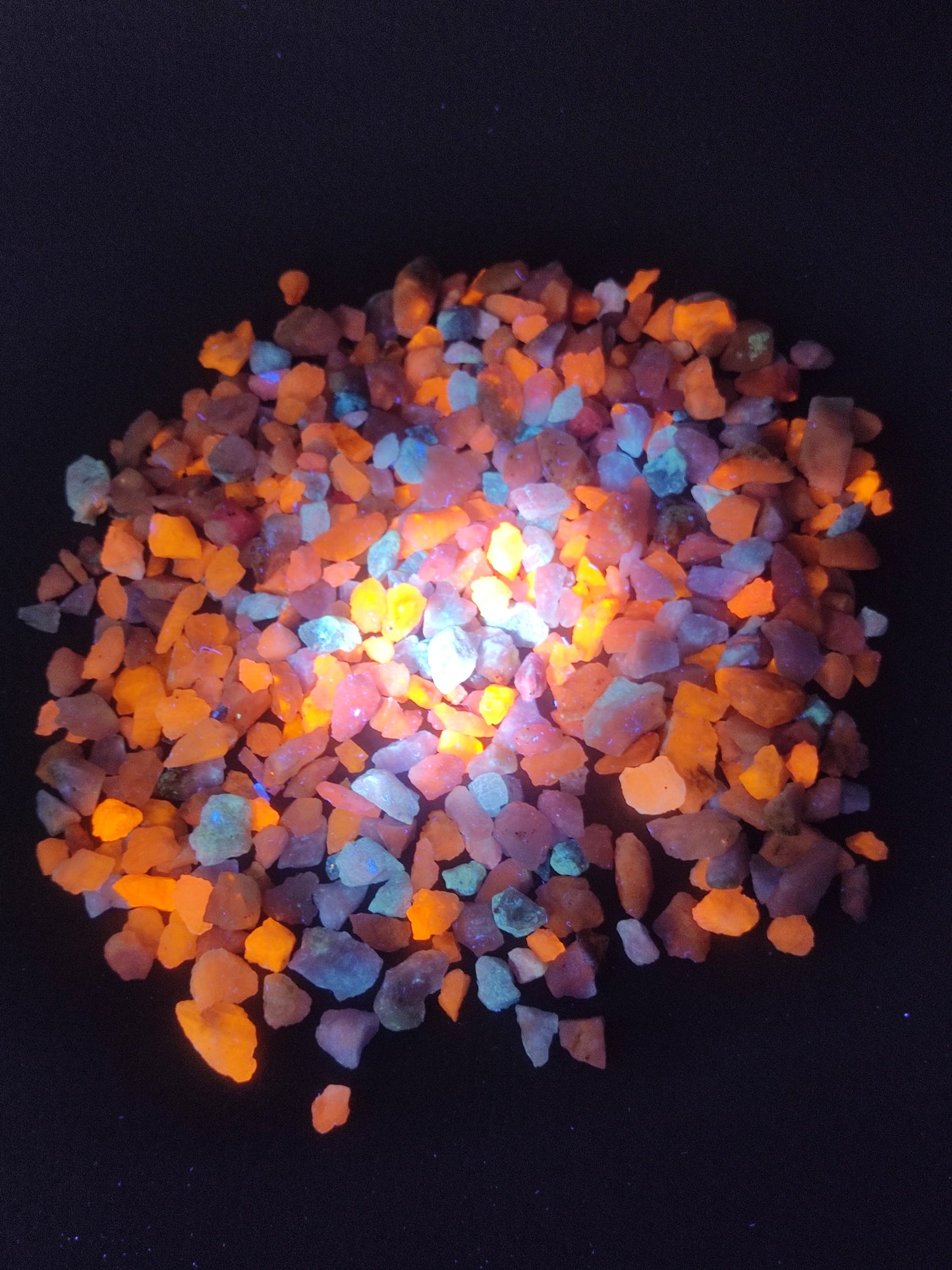 Fluorescent Hackmanite small size 120 grams