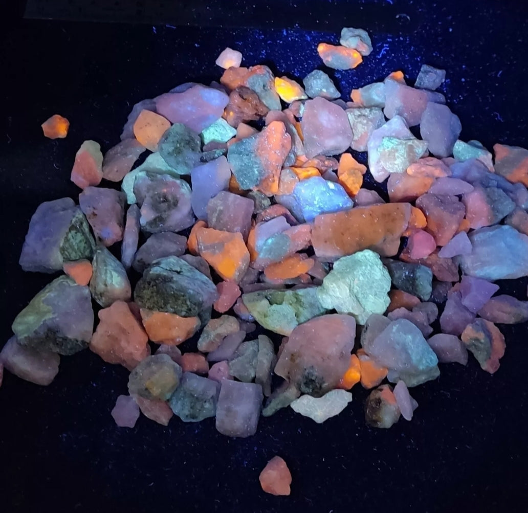 500 grams natural fluorescent Hackmanite