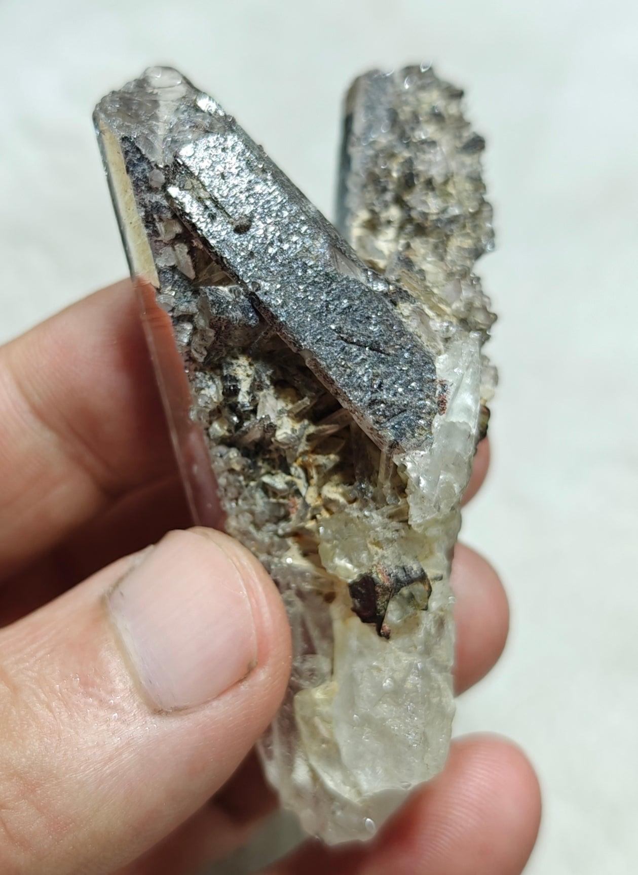 An amazing lodolite quartz twin crystals specimen 56 grams
