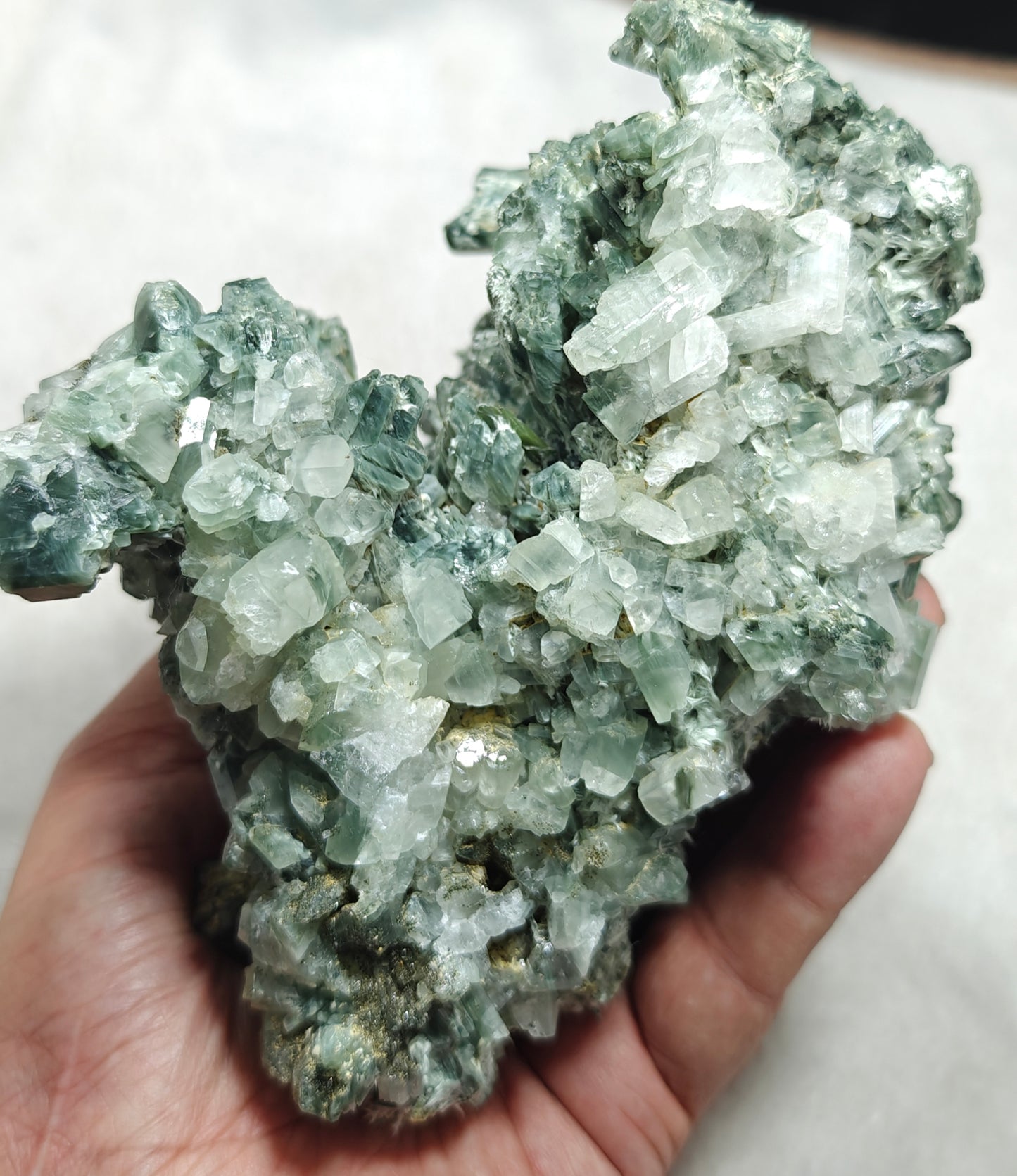 Periclene Albite with byss-olite inclusions 1050 grams