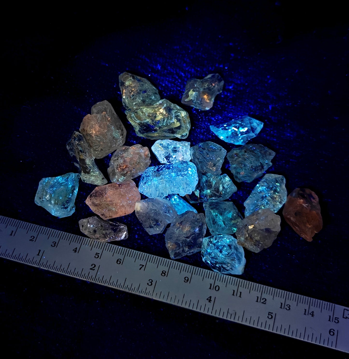 Fluorescent diamond quartz collection 140 grams