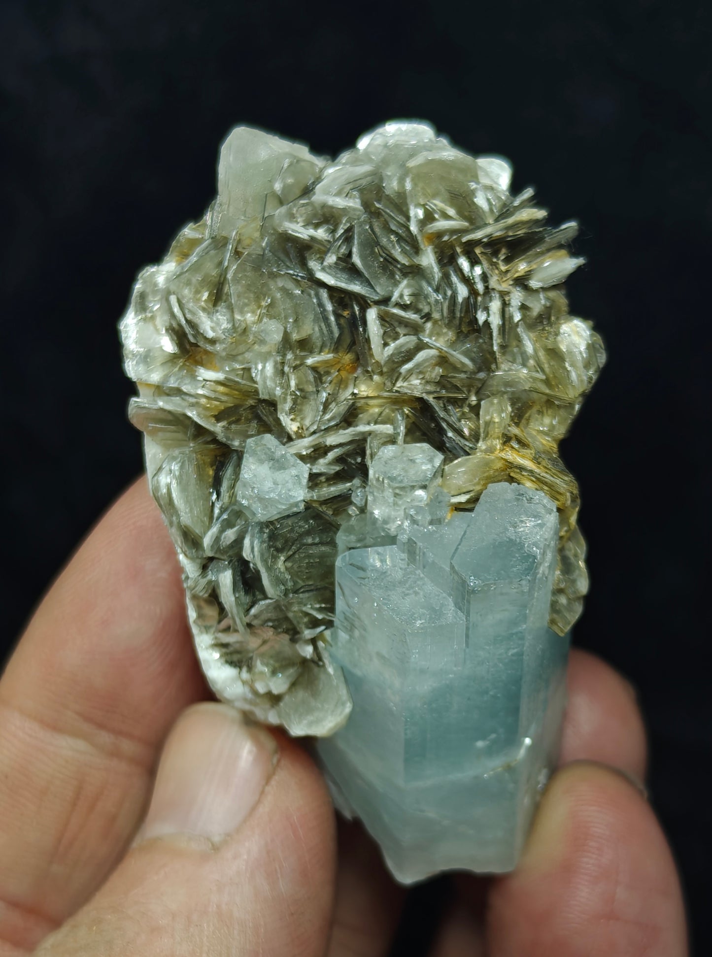 Aquamarine Specimen with associated Muscovite and Fluorite 82 grams