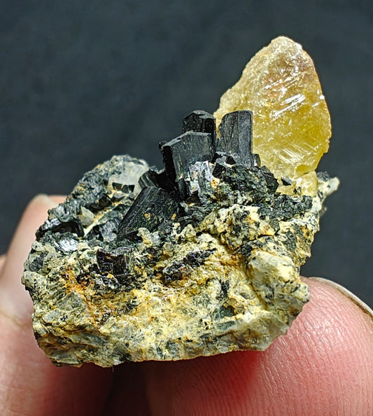 Titanite sphene with actinolite or aegirine on matrix 21g