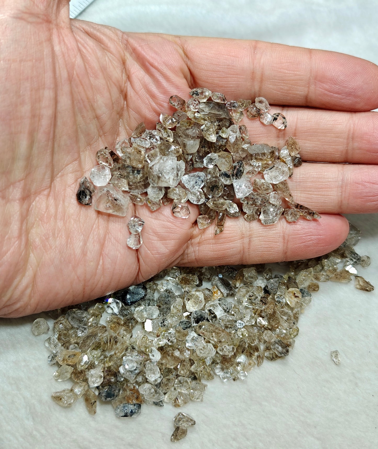 70 gram Fluorescent Diamond Quartz crystals with petroleum and Carbon inclusions