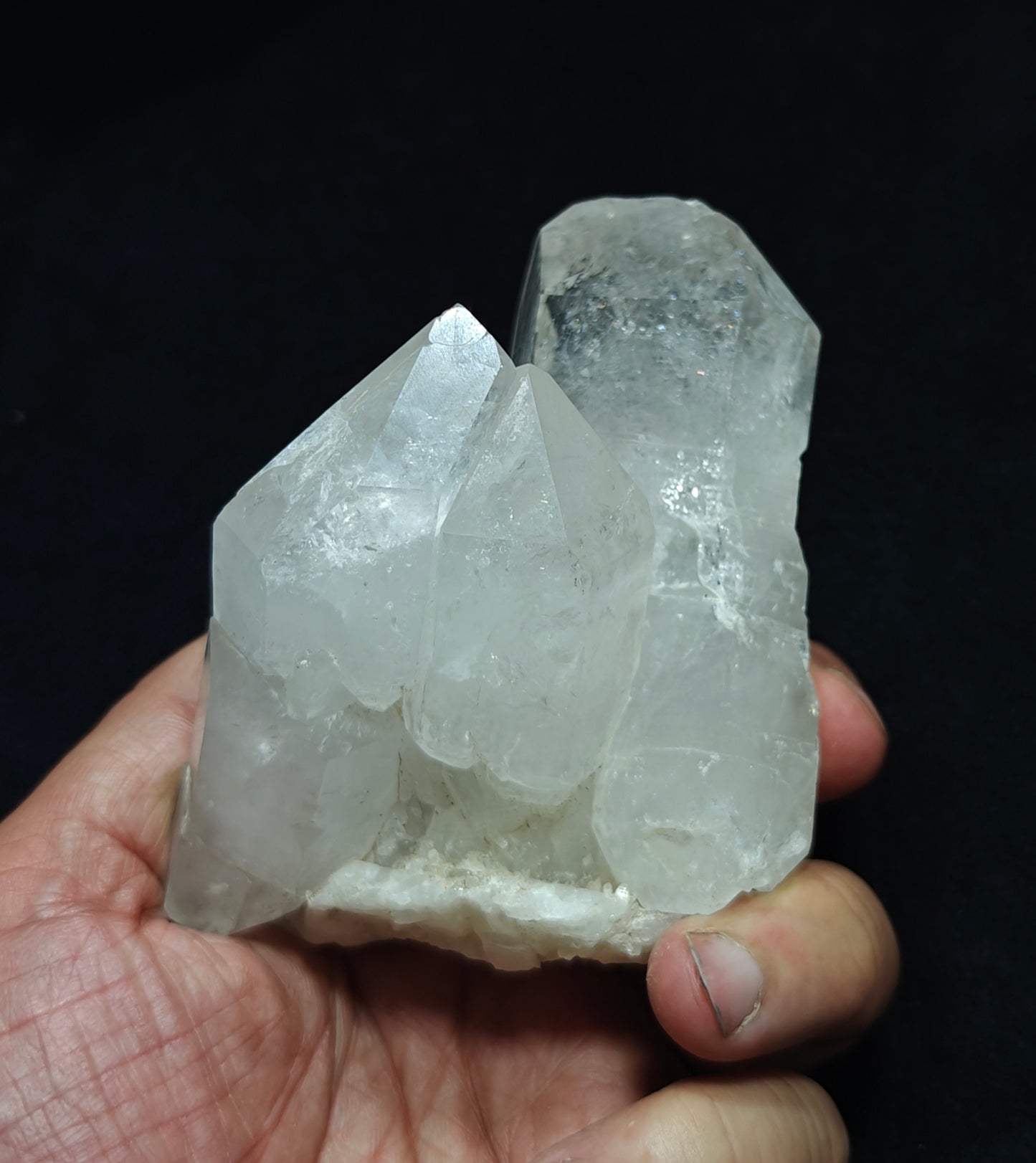 An amazing specimen of beautifully terminated quartz Crystals 433 grams