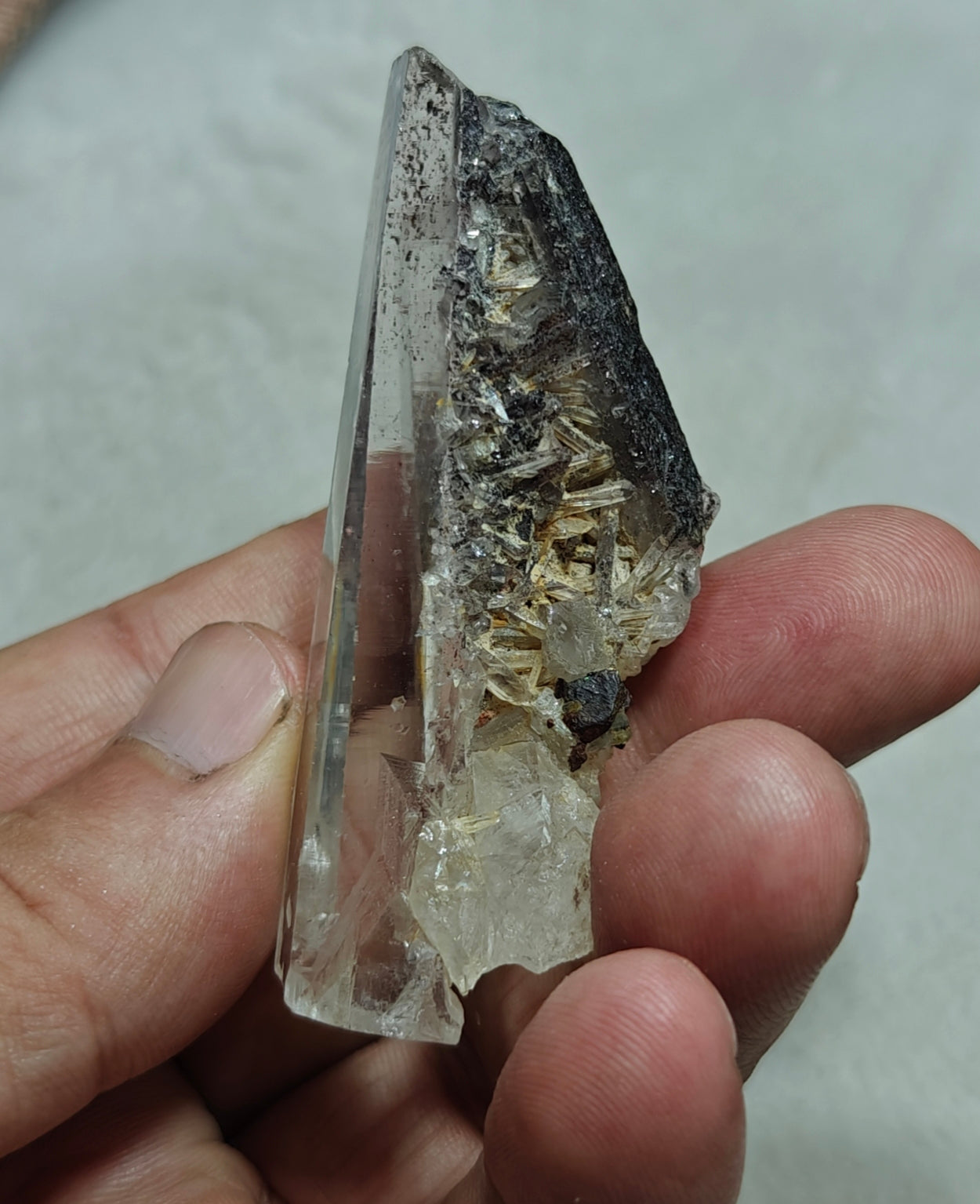 An amazing lodolite quartz twin crystals specimen 56 grams