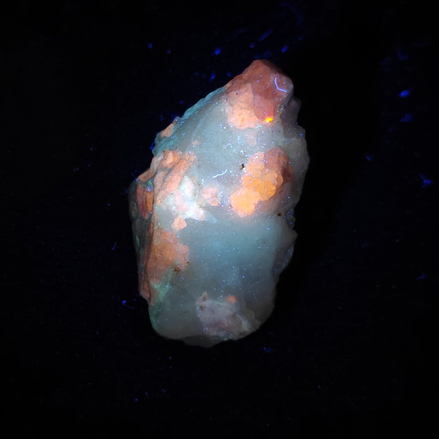 UV reactive tenebrescent Fluorescent Hackmanite 281 grams