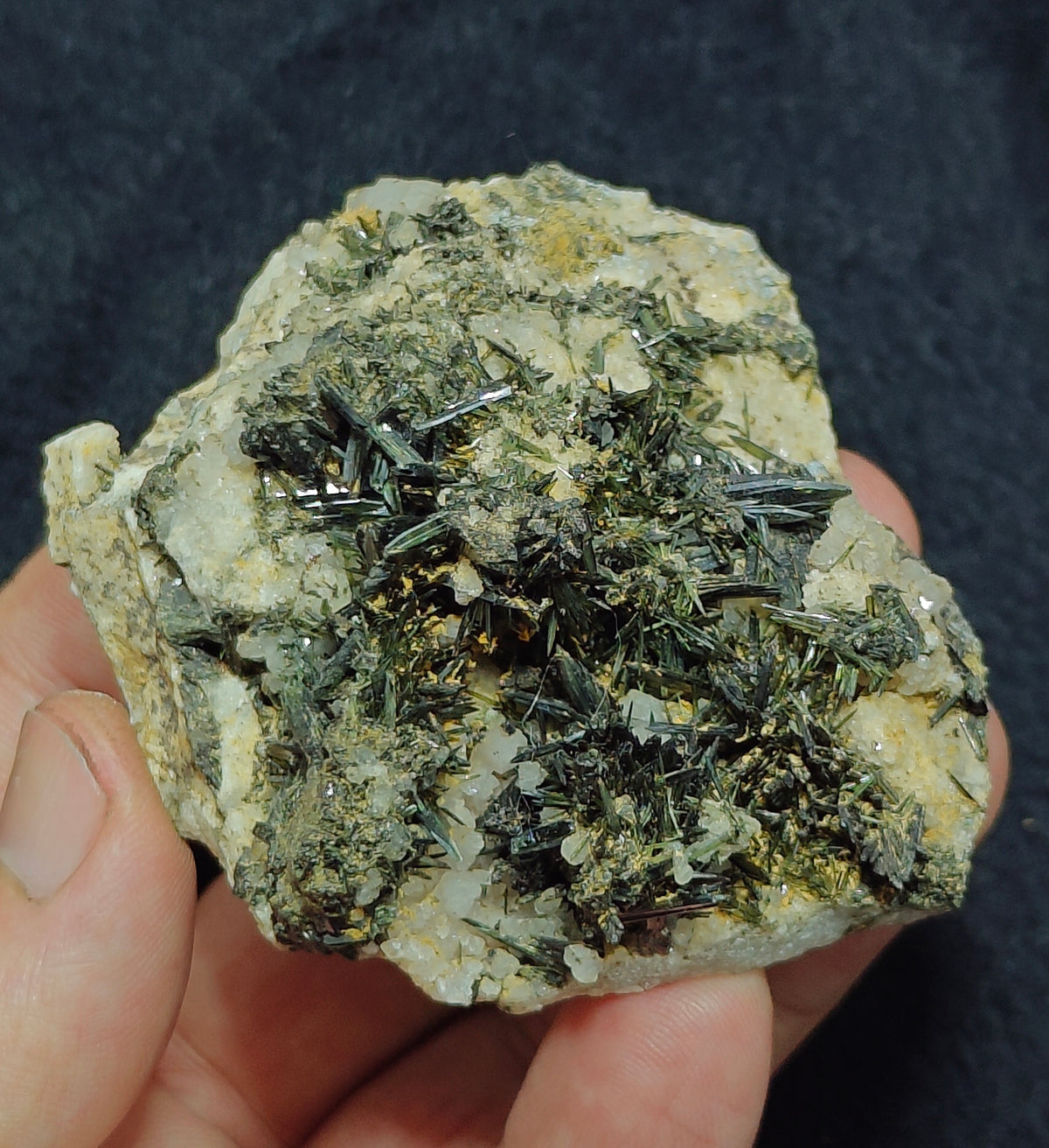 Aegirine crystals specimen 141 grams