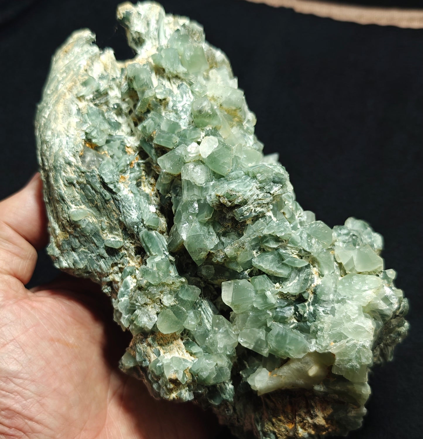 Periclene Albite with byss-olite inclusions 1300 grams