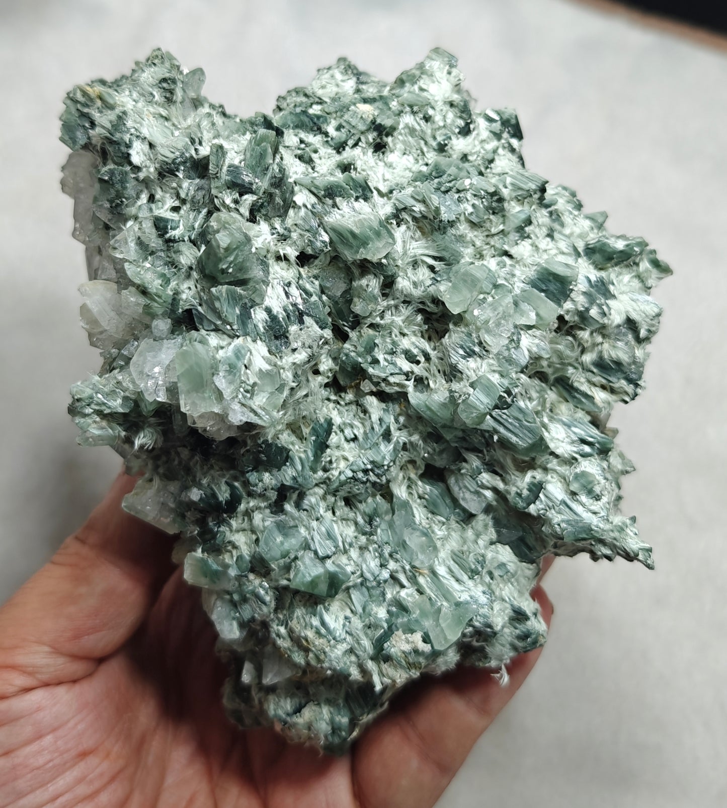 Periclene Albite with byss-olite inclusions 1050 grams