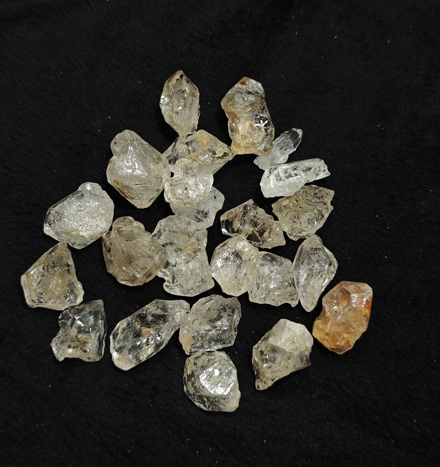 Fluorescent diamond quartz collection 140 grams