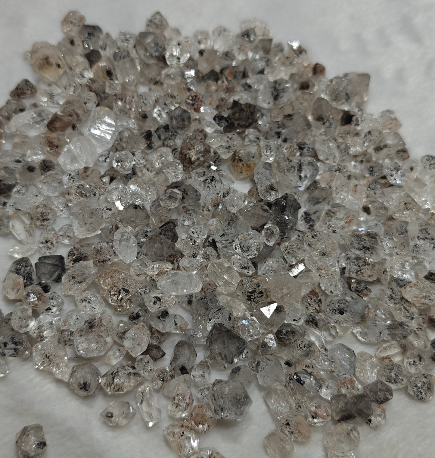 200 grams fluorescent diamond quartz crystals some with carbon and petroleum inclusions