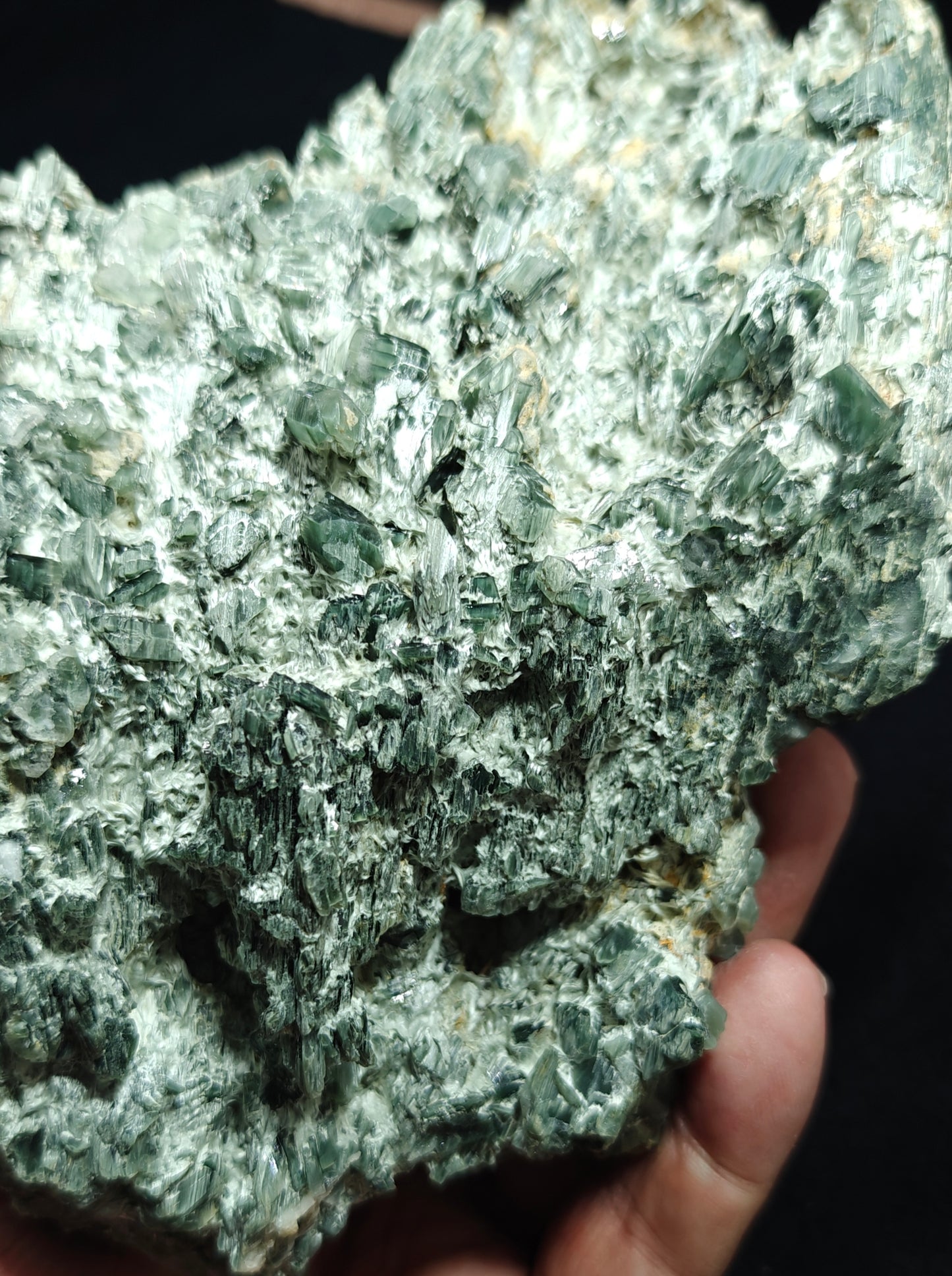 Periclene Albite with byss-olite inclusions 1300 grams