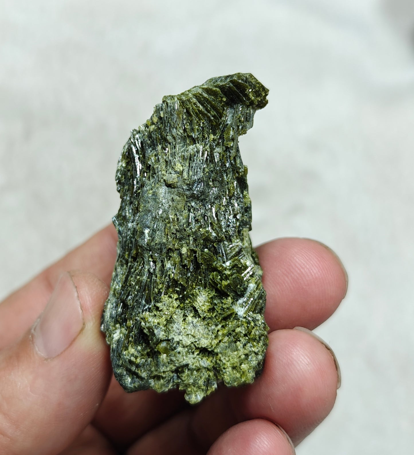 An Amazing specimen of lusterous Epidote crystal 66 grams