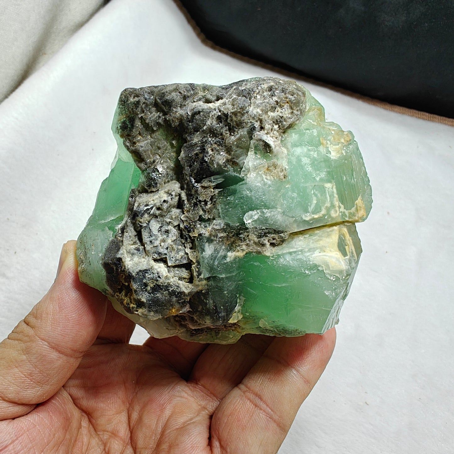 Natural green fluorite 537 grama