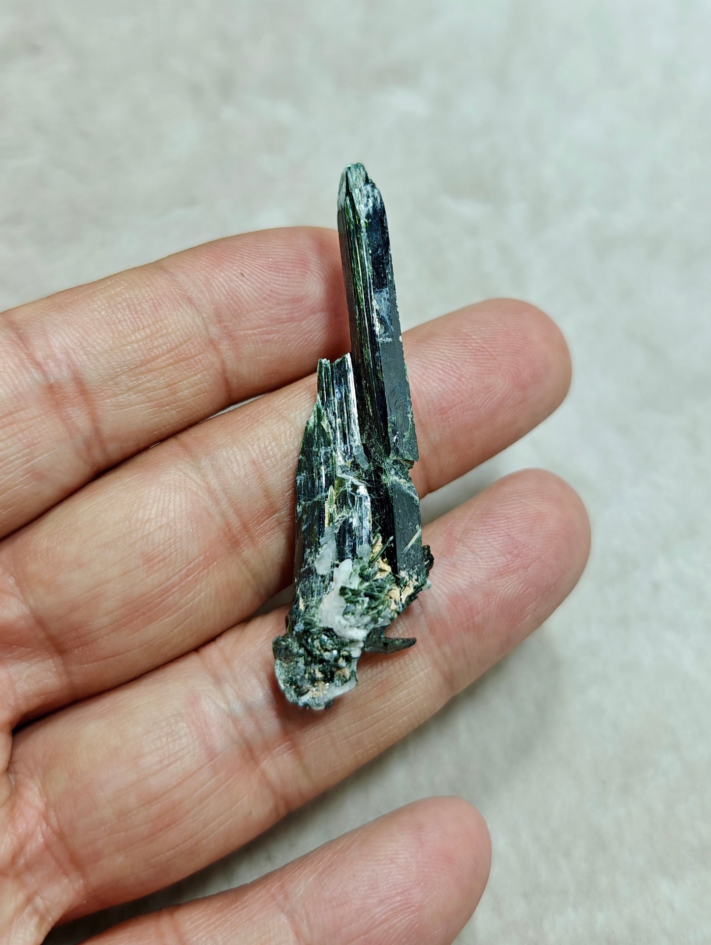 Natural aegirine crystals cluster specimen 8 grams